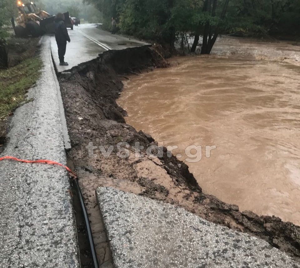 Υποχώρησε η άσφαλτος στο Μαντούδι -Ποτάμια οι δρόμοι, παραμένει αποκλεισμένη η πόλη [εικόνες] | iefimerida.gr 4