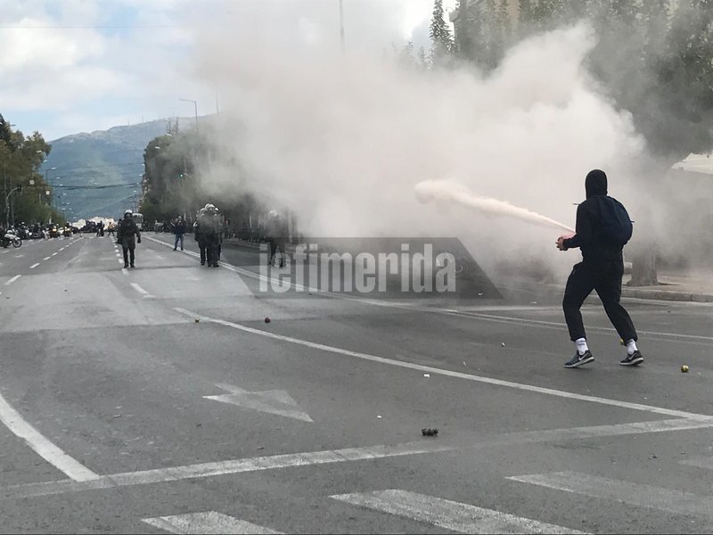 Στους δρόμους οι μαθητές για το Νέο Λύκειο -Μάχη στο κέντρο με πέτρες, μολότοφ και χημικά [εικόνες & βίντεο] | iefimerida.gr 10