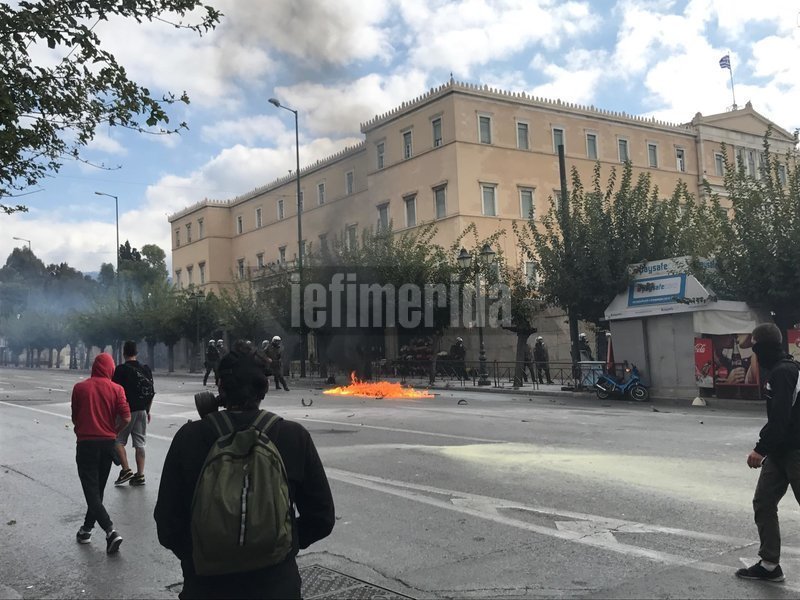 Στους δρόμους οι μαθητές για το Νέο Λύκειο -Μάχη στο κέντρο με πέτρες, μολότοφ και χημικά [εικόνες & βίντεο] | iefimerida.gr 11