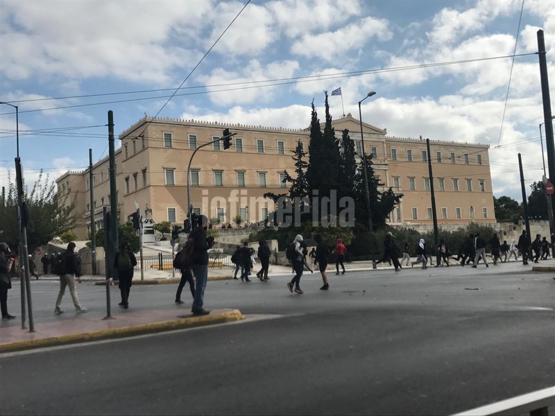 Στους δρόμους οι μαθητές για το Νέο Λύκειο -Μάχη στο κέντρο με πέτρες, μολότοφ και χημικά [εικόνες & βίντεο] | iefimerida.gr 9
