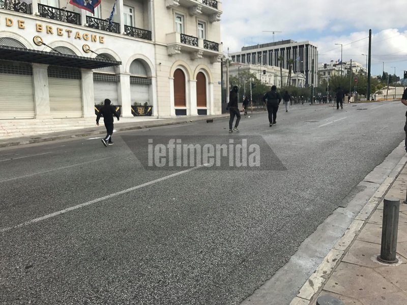 Στους δρόμους οι μαθητές για το Νέο Λύκειο -Μάχη στο κέντρο με πέτρες, μολότοφ και χημικά [εικόνες & βίντεο] | iefimerida.gr 7