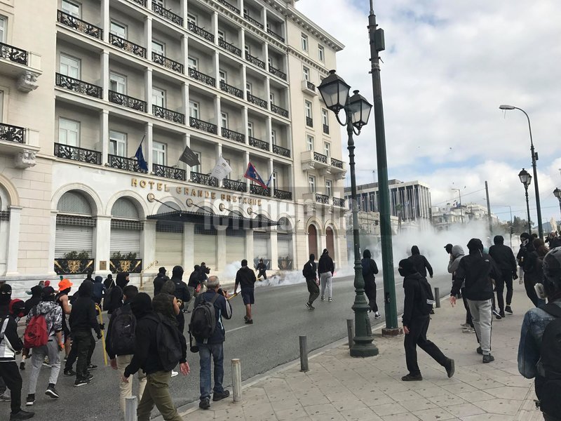 Στους δρόμους οι μαθητές για το Νέο Λύκειο -Μάχη στο κέντρο με πέτρες, μολότοφ και χημικά [εικόνες & βίντεο] | iefimerida.gr 8