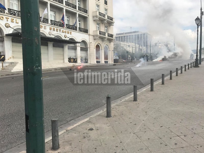 Στους δρόμους οι μαθητές για το Νέο Λύκειο -Μάχη στο κέντρο με πέτρες, μολότοφ και χημικά [εικόνες & βίντεο] | iefimerida.gr 6