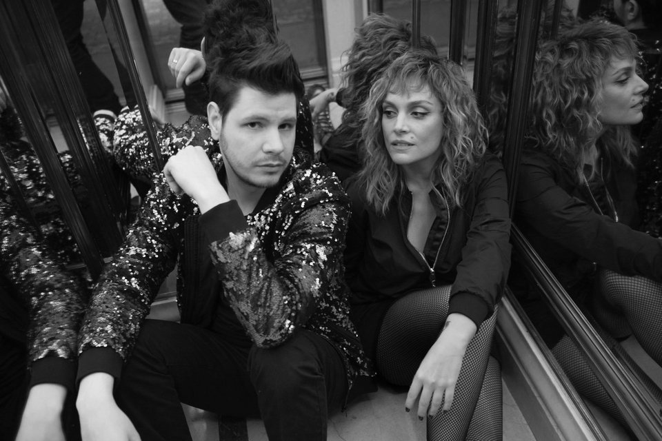 Μαζί της στη σκηνή ο Γιάννης Χριστοδουλόπουλος