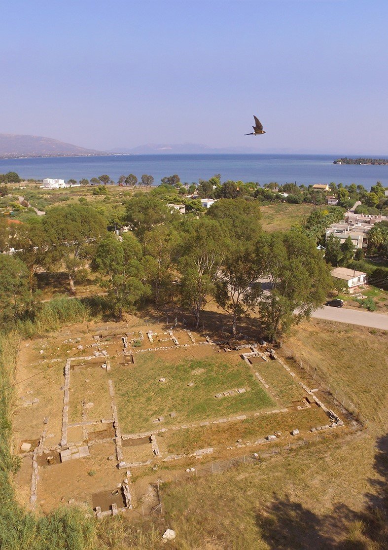 Το Ιερό της Ειλείθυιας, με την είσοδο και το πηγάδι στα δεξιά