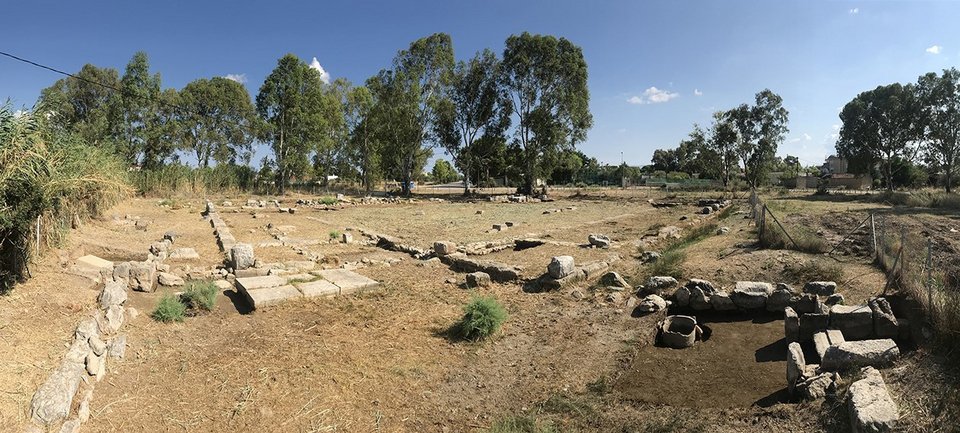 Αεροφωτογραφία της Νότιας Παλαίστρας από τα δυτικά. Στο βάθος φαίνεται η Αμάρυνθος