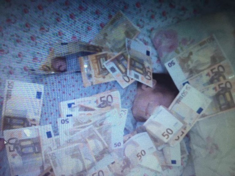 Το βρέφος καλυμμένο με 50ευρα