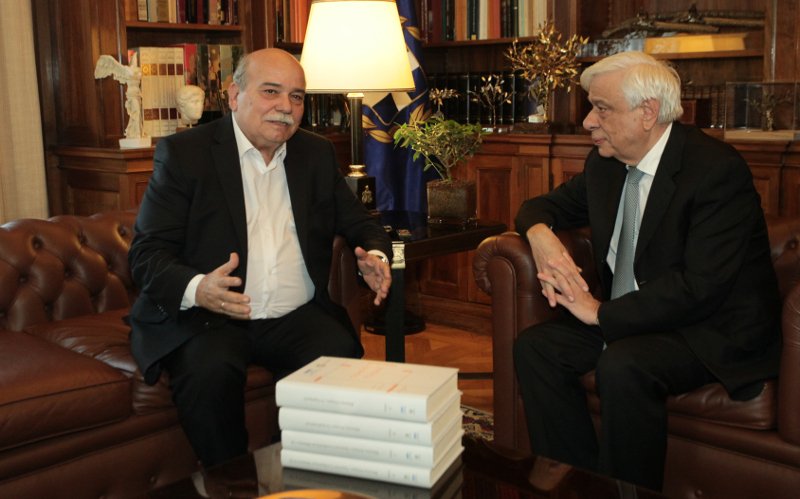Τους 4 πρώτους τόμους του Φακέλου της Κύπρου παρέδωσε ο Νίκος Βούτσης στον Προκόπιο Παυλόπουλο- φωτογραφία eurokinissi