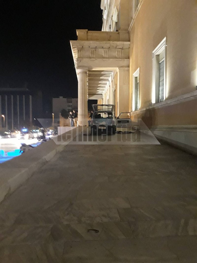 Η εικόνα του παλιού Fiat Panda παρατημένου στο προαύλιο του Κοινοβουλίου είναι για γέλια και για κλάματα
