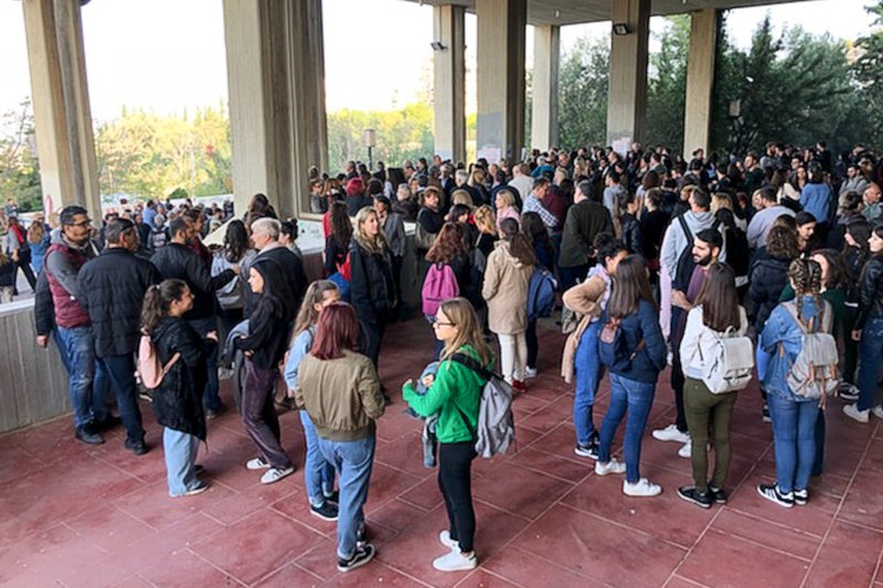 Φοιτητές προσπάθησαν να εμποδίσουν τα μέλη του Ρουβίκωνα να μπουν στο γραφείο στη Φiλοσοφική