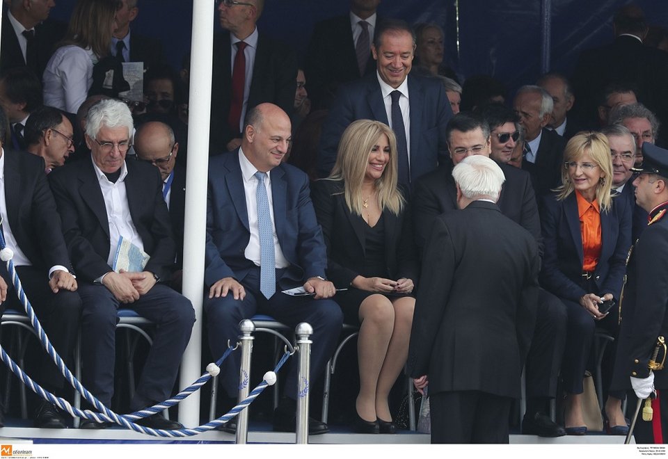 Η πρόεδρος του ΚΙΝΑΛ συνομιλεί με τον Προκόπη Παυλόπουλο. Δίπλα της ο Απόστολος Τζιτζικώστας