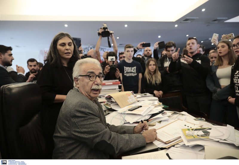 Εισέβαλαν στο γραφείο του υπουργού