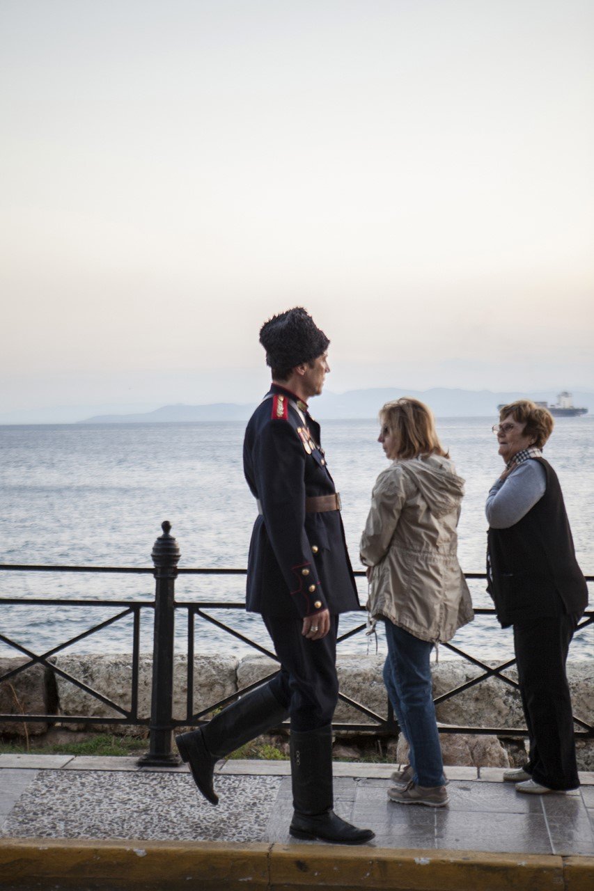Τα σκηνικά και το κοστούμια της παράστασης έχει κάνει η Έλλη Παπαγεωργακοπούλου