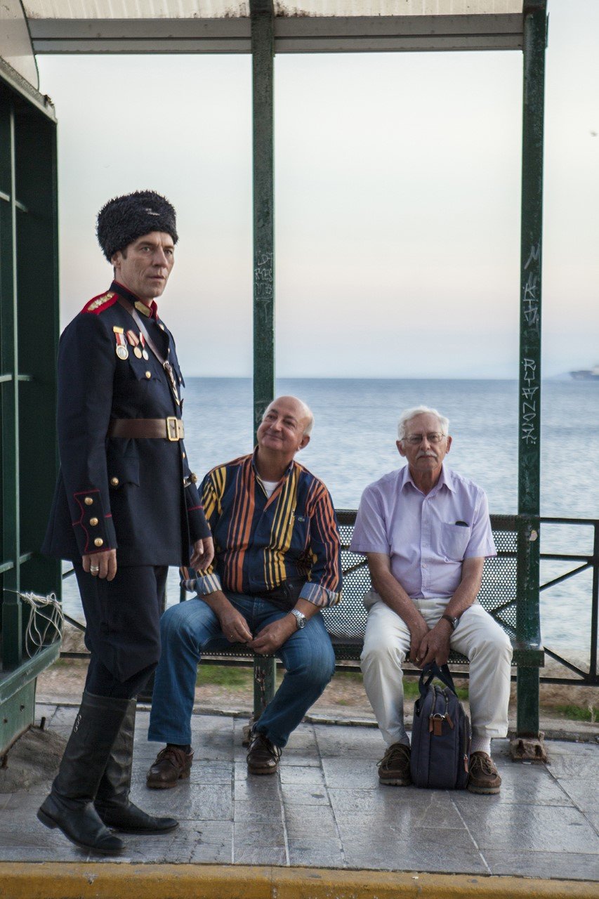 Ο Φιλανδός Βασίλης Κάρλοβιτς Γιούγκερμαν, γόνος πλούσιας οικογένειας, Ίλαρχος της Λευκής Φρουράς του τσάρου, ένας τυχοδιώκτης που παλεύει με τα φαντάσματά του, οδηγείται μετά τη ρωσική επανάσταση στην Ελλάδα