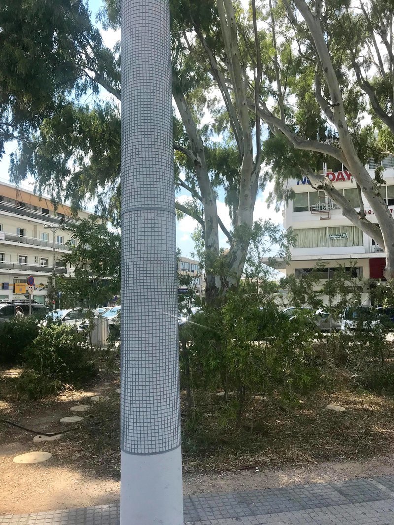 Αφίσες τέλος στη Γλυφάδα -Εβαλαν πλαστικά δίχτυα στις κολόνες και δεν «πιάνει» η κόλλα [εικόνες] | iefimerida.gr 3