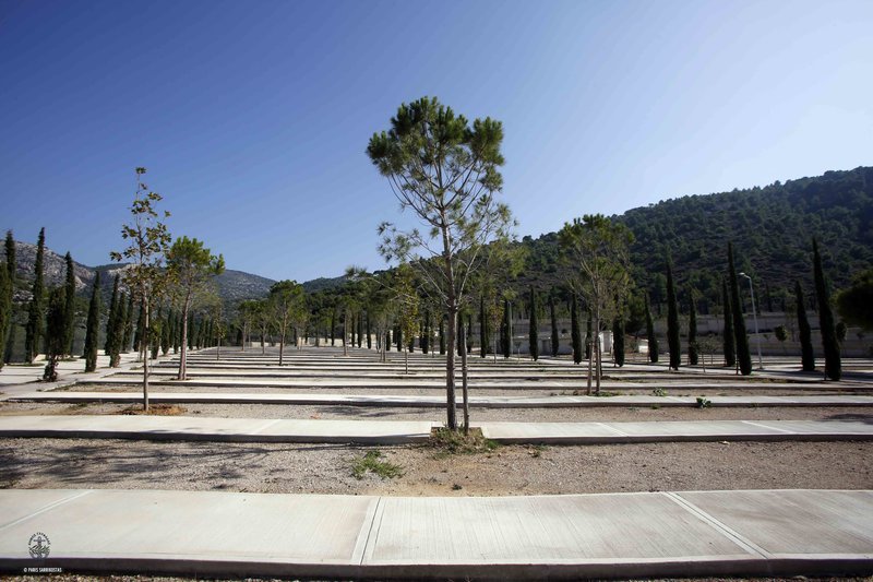 Το κοιμητήριο σχεδιάστηκε, αδειοδοτήθηκε και κατασκευάστηκε με δαπάνες του Δήμου Γλυφάδας