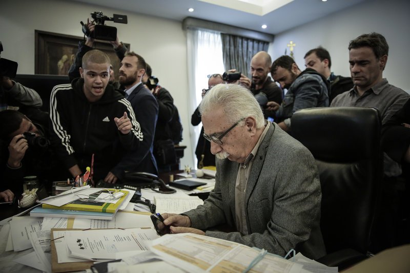 Μαθητές εισέβαλαν στο γραφείο του Γαβρόγλου -Τα έψαλαν στον υπουργό [εικόνες & βίντεο] | iefimerida.gr 2