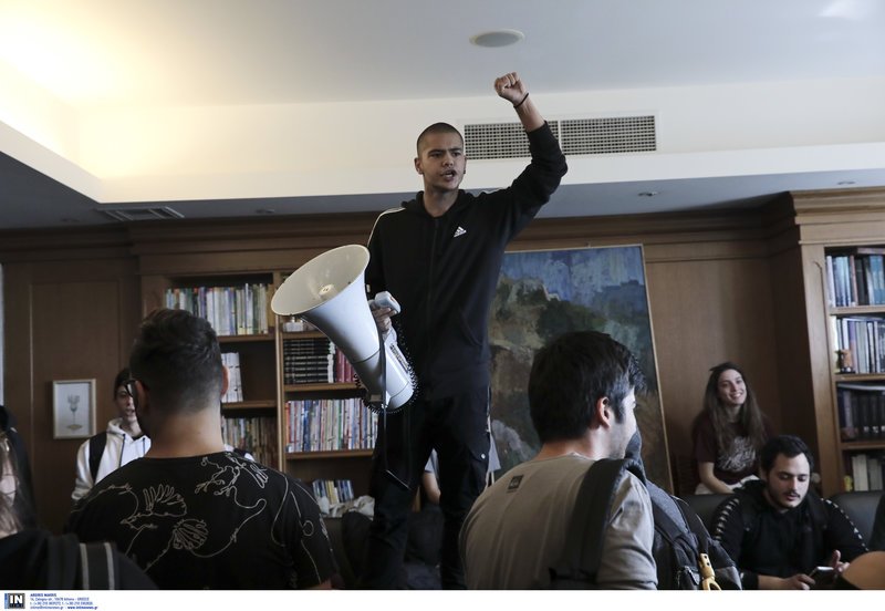 Μαθητές εισέβαλαν στο γραφείο του Γαβρόγλου -Τα έψαλαν στον υπουργό [εικόνες & βίντεο] | iefimerida.gr 1