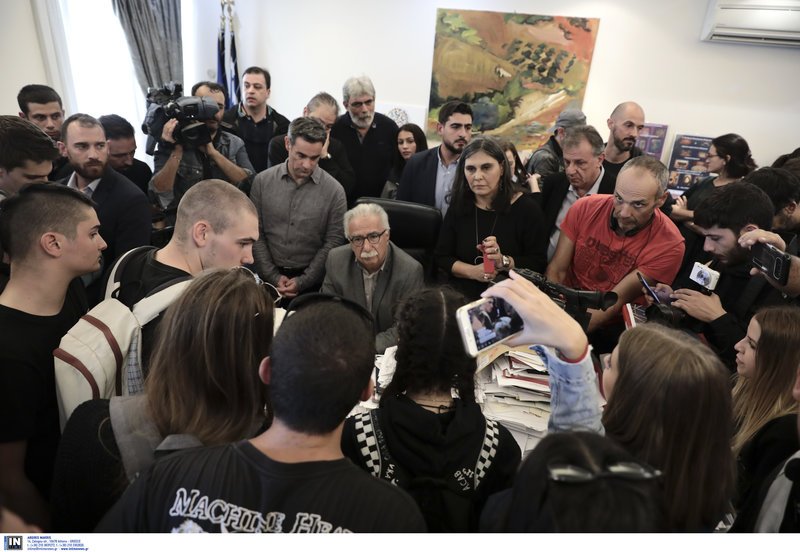 Μαθητές εισέβαλαν στο γραφείο του Γαβρόγλου -Τα έψαλαν στον υπουργό [εικόνες & βίντεο] | iefimerida.gr 0