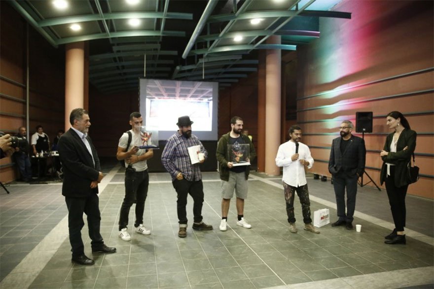 Με γκράφιτι που θυμίζουν κάτι από... Μεξικό γέμισε ο Σταθμός του ΗΣΑΠ «Ειρήνη».