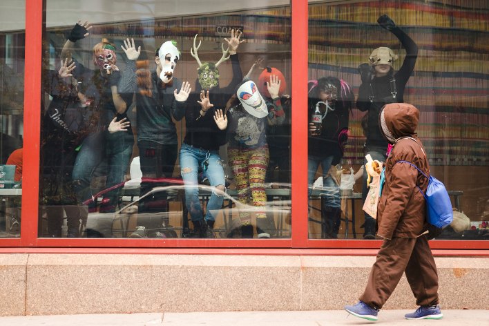Το Trick (φάρσα) είναι ουσιαστικά μία προειδοποίηση από τα παιδιά που επισκέπτονται διάφορα σπίτια σήμερα το βράδυ, λέγοντας τους ιδιοκτήτες τους πως θα τους κάνουν κάποια τρομακτική φάρσα, αν δεν τους προσφέρουν κάποιο γλύκισμα (treat).