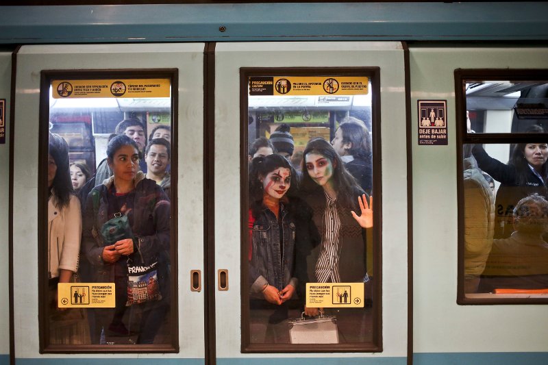 Η λέξη Halloween είναι συνεπτυγμένη μορφή των λέξεων All-Hallow-even και σημαίνει το «Βράδυ πριν από την Ημέρα των Αγίων Πάντων», που γιορτάζεται την 1η Νοεμβρίου στις καθολικές χώρες.