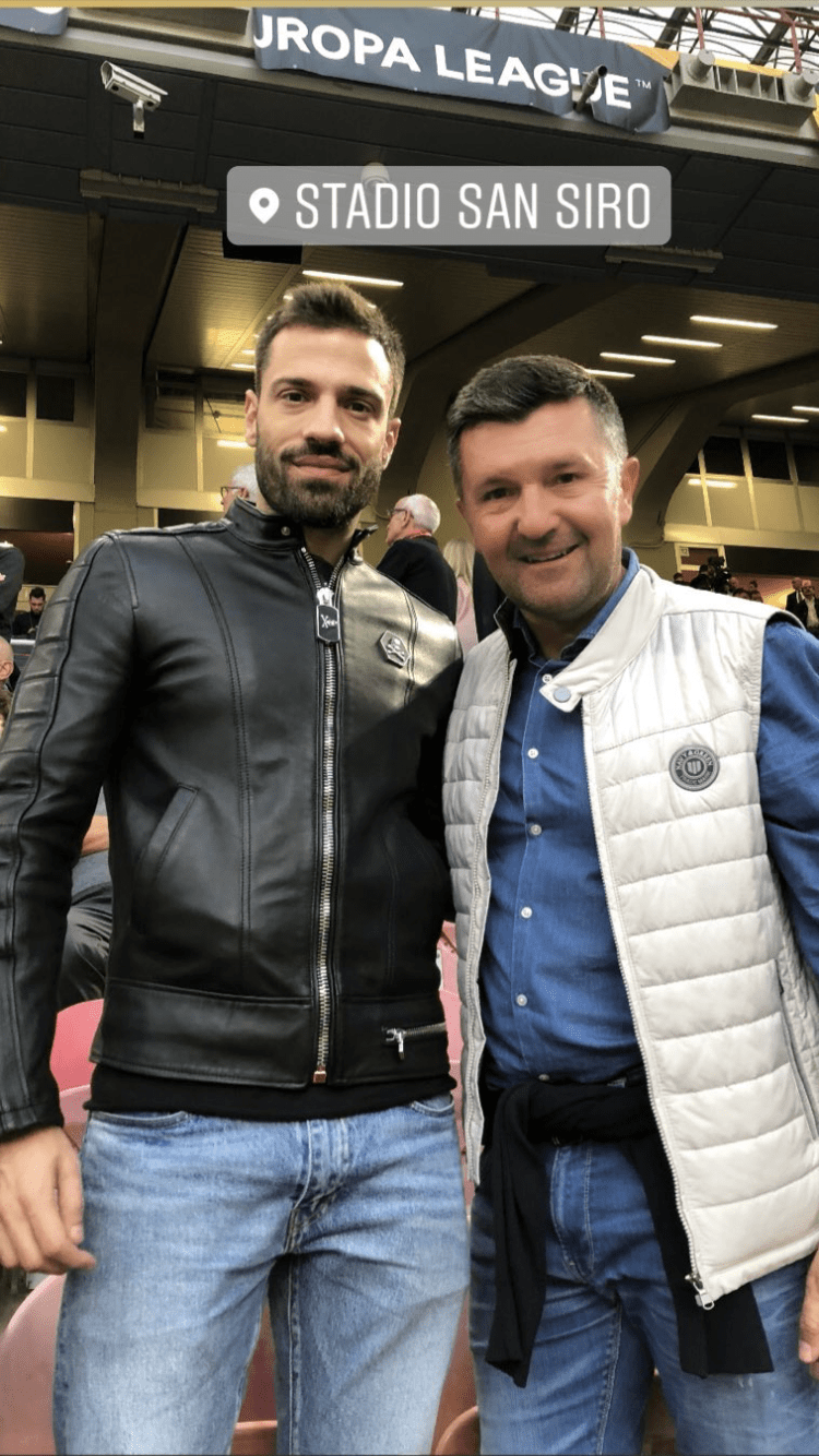 Τραγουδιστής γνωστός φίλαθλος του Παναθηναϊκού ταξίδεψε στην Ιταλία για το Μίλαν-Ολυμπιακός [εικόνες] | iefimerida.gr 0