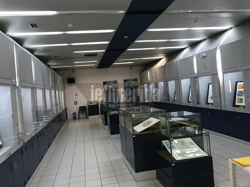 Σε κανονικό μέγεθος ή μεγαλύτερα, όλα τα γραμματόσημα βρίσκονται στις ειδικές προθήκες του μουσείου
