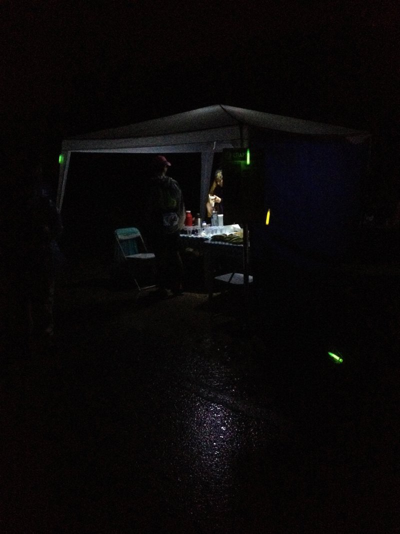 Μικρός σταθμός. Συχνά μέσα στο σκοτάδι οι δρομείς βρίσκουν τη διαδρομή από τα μικρά πράσινα φωσφορίζοντα στικ.