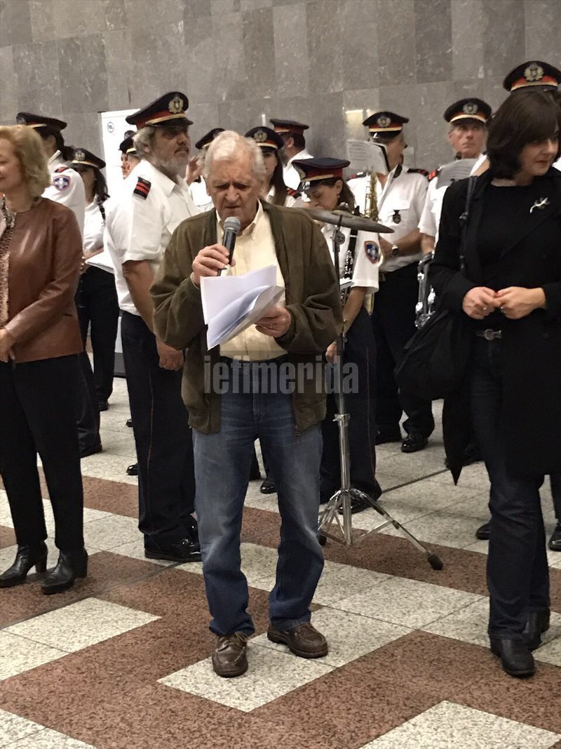 Και ξαφνικά σήμερα στο Μετρό Συντάγματος άρχισαν να απαγγέλλουν ποιήματα! Εκπληκτοι οι επιβάτες [εικόνες & βίντεο] | iefimerida.gr 14