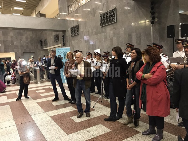 Και ξαφνικά σήμερα στο Μετρό Συντάγματος άρχισαν να απαγγέλλουν ποιήματα! Εκπληκτοι οι επιβάτες [εικόνες & βίντεο] | iefimerida.gr 12