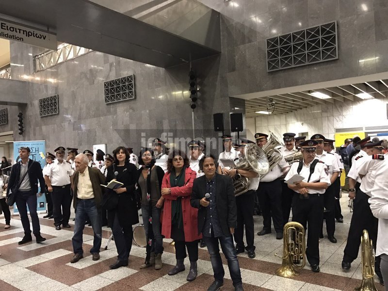 Και ξαφνικά σήμερα στο Μετρό Συντάγματος άρχισαν να απαγγέλλουν ποιήματα! Εκπληκτοι οι επιβάτες [εικόνες & βίντεο] | iefimerida.gr 10