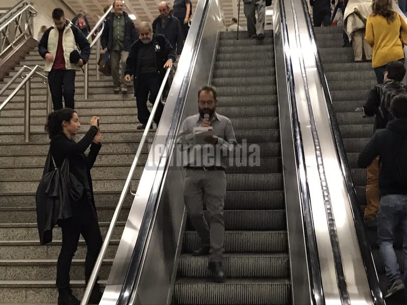 Και ξαφνικά σήμερα στο Μετρό Συντάγματος άρχισαν να απαγγέλλουν ποιήματα! Εκπληκτοι οι επιβάτες [εικόνες & βίντεο] | iefimerida.gr 9