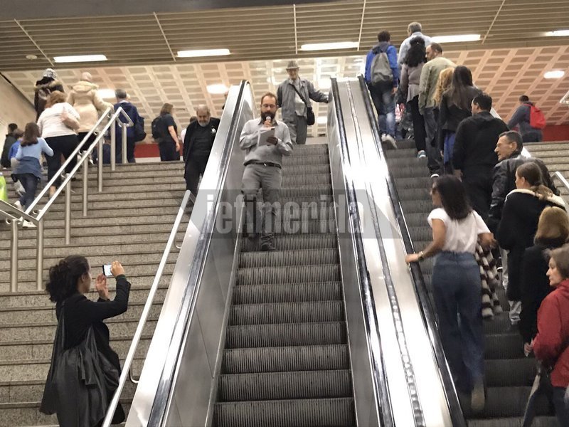 Και ξαφνικά σήμερα στο Μετρό Συντάγματος άρχισαν να απαγγέλλουν ποιήματα! Εκπληκτοι οι επιβάτες [εικόνες & βίντεο] | iefimerida.gr 8