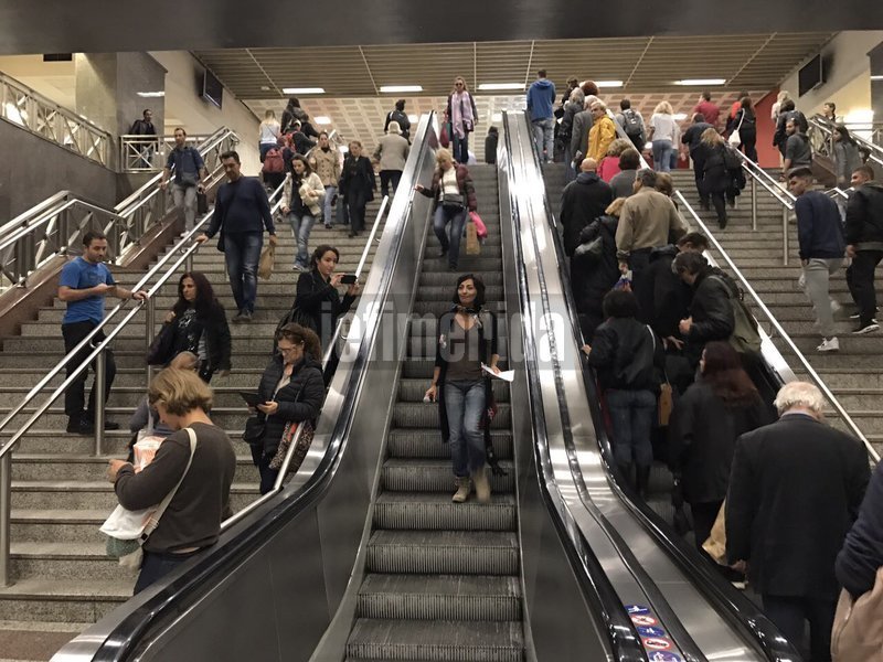 Και ξαφνικά σήμερα στο Μετρό Συντάγματος άρχισαν να απαγγέλλουν ποιήματα! Εκπληκτοι οι επιβάτες [εικόνες & βίντεο] | iefimerida.gr 7