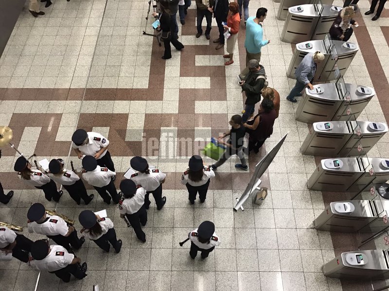 Και ξαφνικά σήμερα στο Μετρό Συντάγματος άρχισαν να απαγγέλλουν ποιήματα! Εκπληκτοι οι επιβάτες [εικόνες & βίντεο] | iefimerida.gr 6