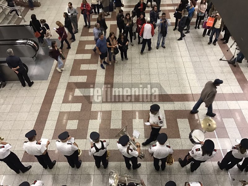 Και ξαφνικά σήμερα στο Μετρό Συντάγματος άρχισαν να απαγγέλλουν ποιήματα! Εκπληκτοι οι επιβάτες [εικόνες & βίντεο] | iefimerida.gr 5