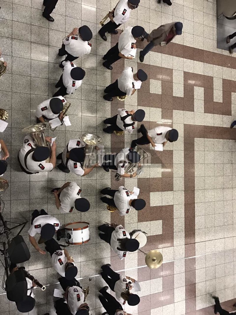 Και ξαφνικά σήμερα στο Μετρό Συντάγματος άρχισαν να απαγγέλλουν ποιήματα! Εκπληκτοι οι επιβάτες [εικόνες & βίντεο] | iefimerida.gr 4