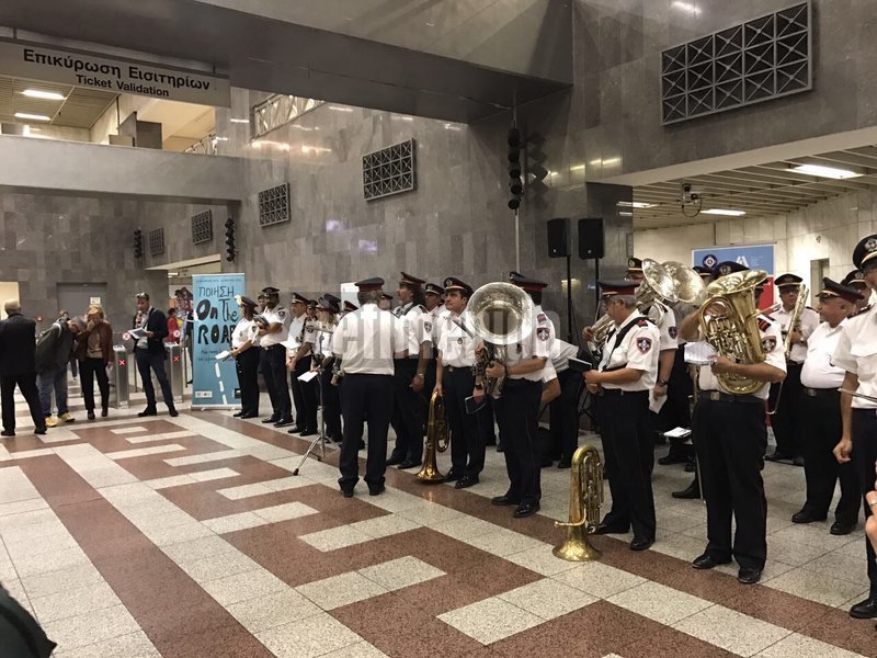 Και ξαφνικά σήμερα στο Μετρό Συντάγματος άρχισαν να απαγγέλλουν ποιήματα! Εκπληκτοι οι επιβάτες [εικόνες & βίντεο] | iefimerida.gr 2