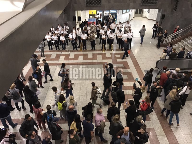 Και ξαφνικά σήμερα στο Μετρό Συντάγματος άρχισαν να απαγγέλλουν ποιήματα! Εκπληκτοι οι επιβάτες [εικόνες & βίντεο] | iefimerida.gr 1