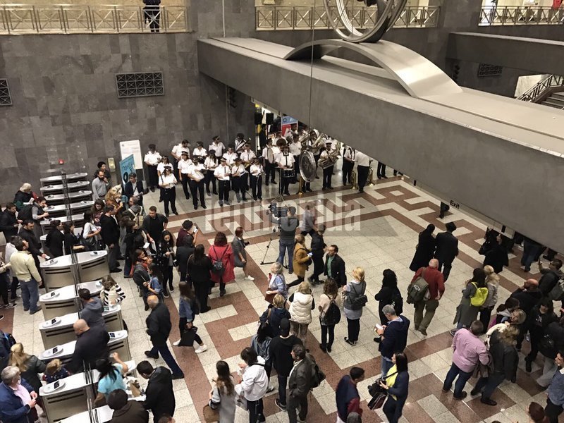 Και ξαφνικά σήμερα στο Μετρό Συντάγματος άρχισαν να απαγγέλλουν ποιήματα! Εκπληκτοι οι επιβάτες [εικόνες & βίντεο] | iefimerida.gr 0