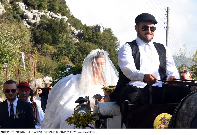 Με άμαξα έφθασε η Μαρία Μενούνος