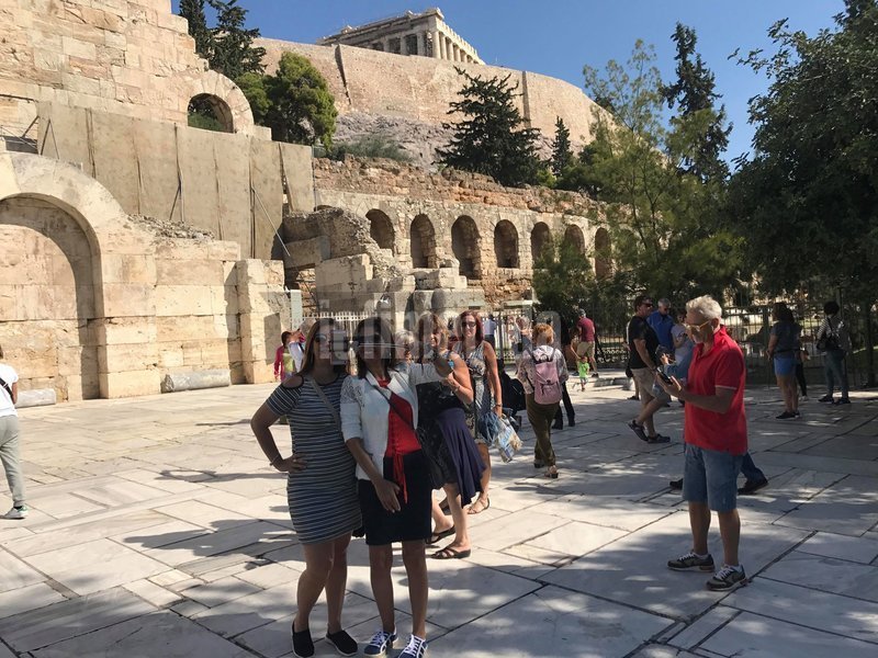 Τουρίστες τράβηξαν φωτογραφίες εξ αποστάσεως.