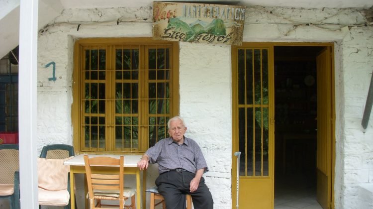 Ο Στέφανος Γώγος είναι 95 ετών, ζει μόνιμα στα Τρίκαλα και έχει ένα από τα τελευταία, αν όχι το τελευταίο, παραδοσιακό καφενείο, ουζερί, παντοπωλείο στην Ελλάδα.