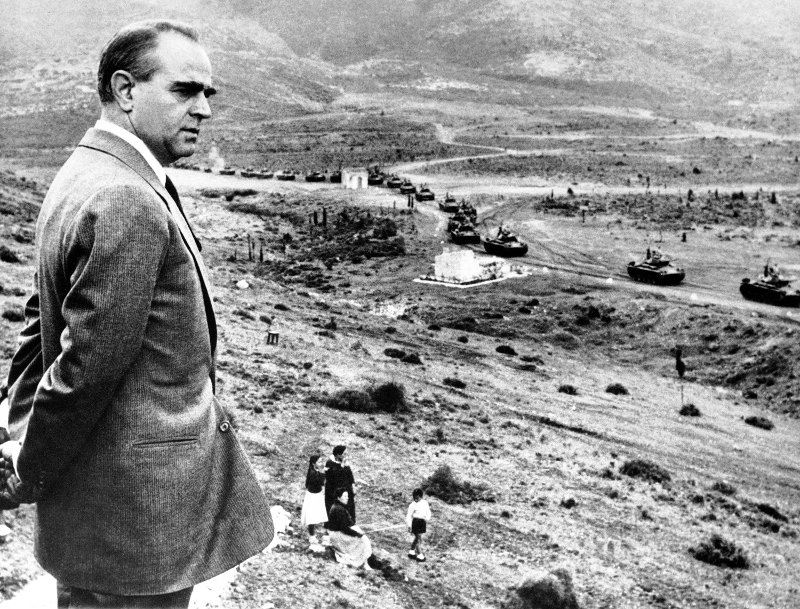 O πρωθυπουργός Kωνσταντίνος Καραμανλής παρακολουθεί την άφιξη τανκ στο πλαίσιο του αμερικανικού Σχεδίου Αμοιβαίας Ασφάλειας, 22 Μαΐου 1957. Φωτογραφία: AP Photo