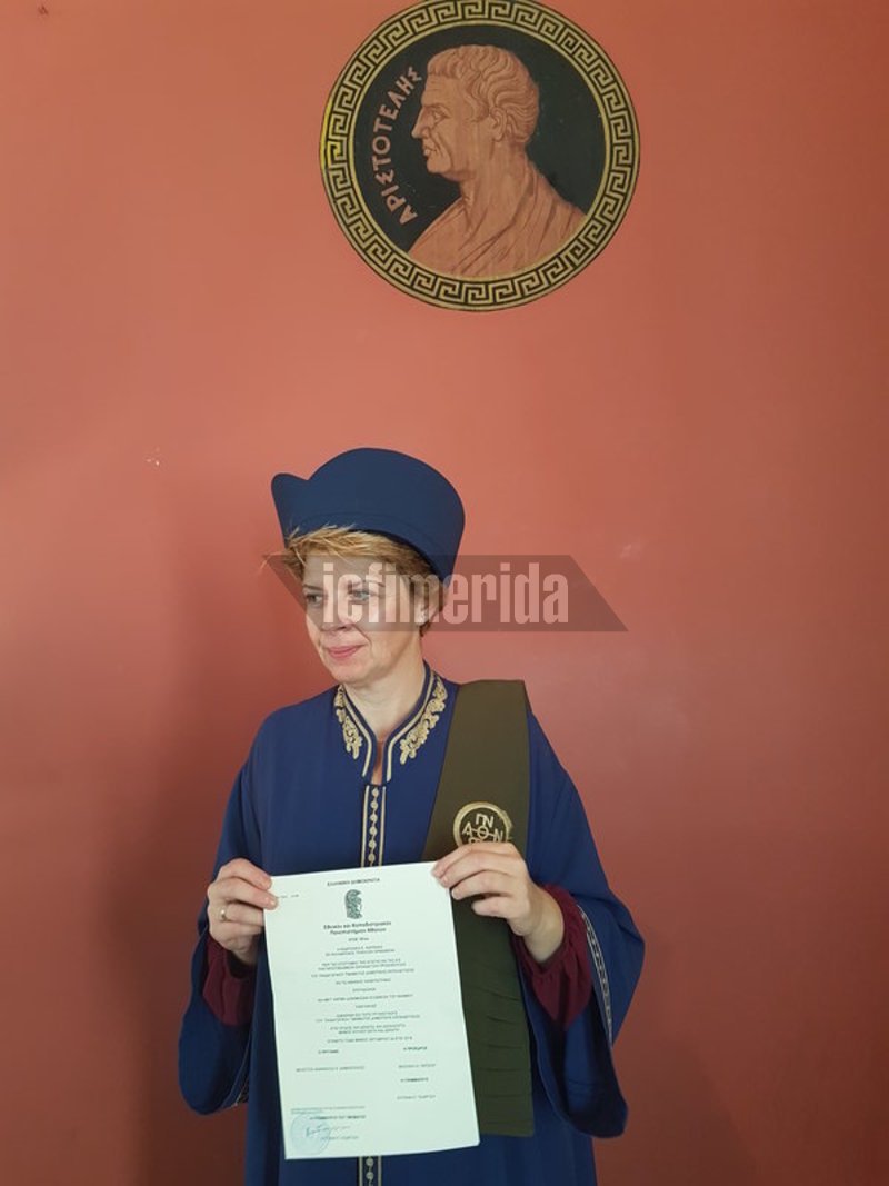 Η Νίκη Καρανίκα, έβαλε την Τήβεννο και ορκίστηκε δασκάλα στα 48 της χρόνια.
