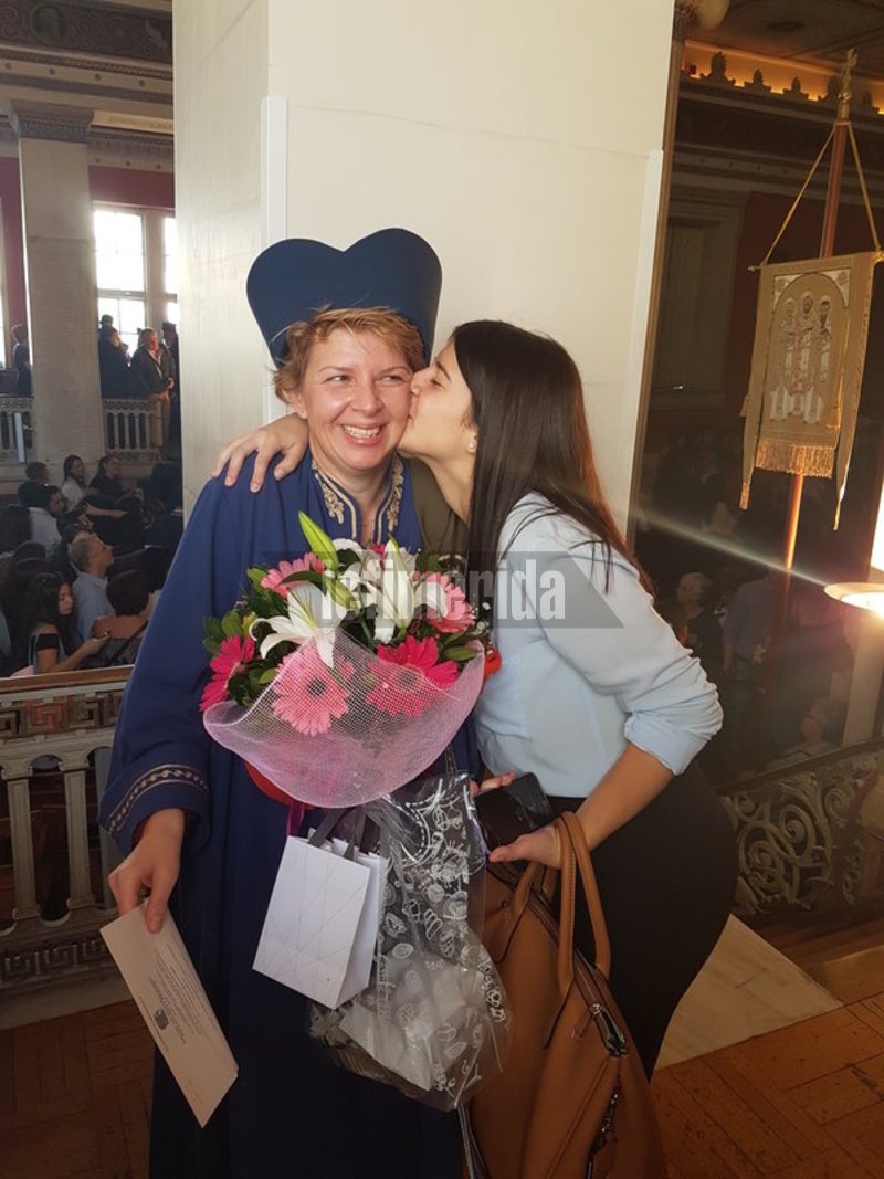 Ενα φιλί από την κόρη της Ελευθερία που φέτος θα δώσει πανελλαδικές εξετάσεις
