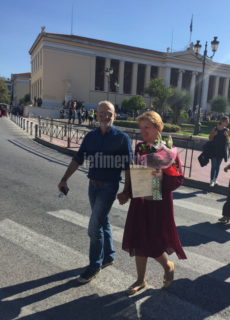 Εξω από το Πανεπιστήμιο με τον σύζυγό της Τάσο Αναγνώστου