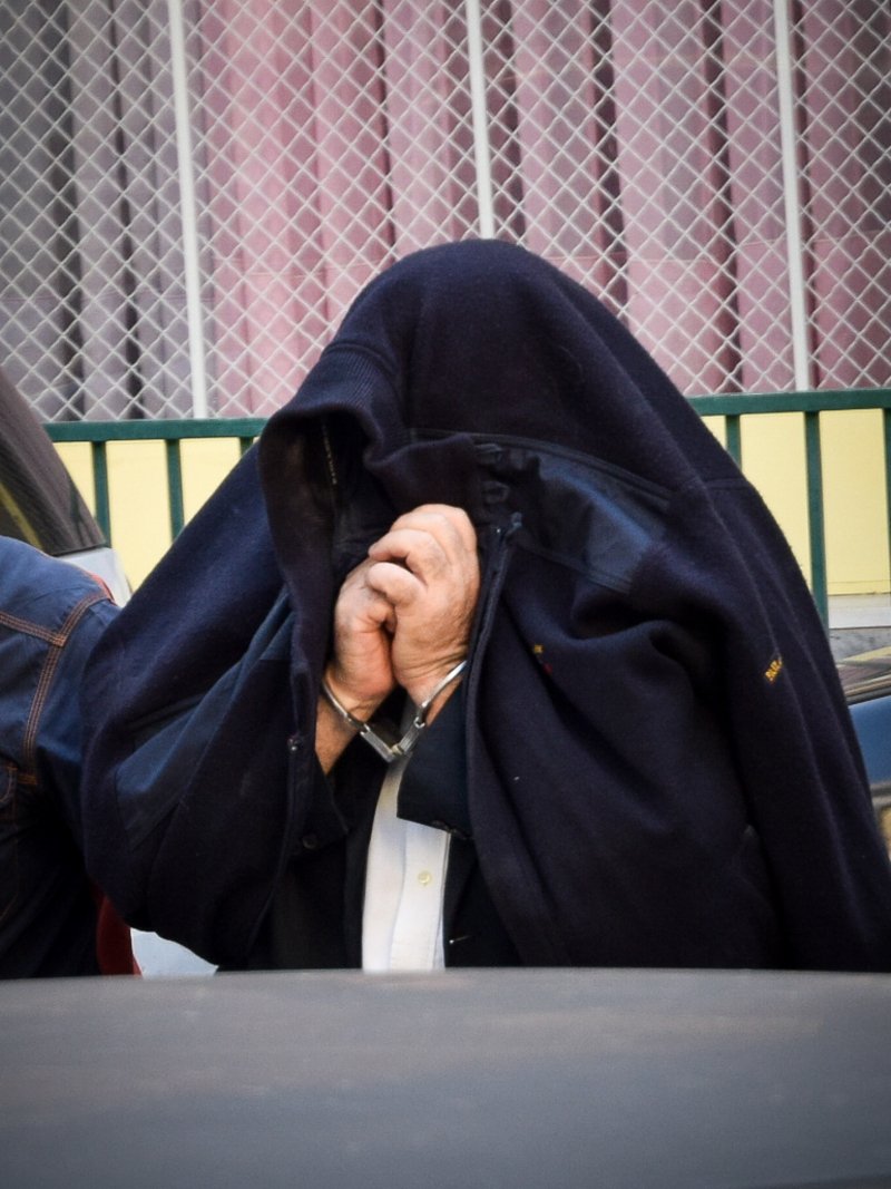 Με χειροπέδες οδηγήθηκε στον ανακριτή ο καθηγητής φακελάκης- φωτογραφία eurokinissi