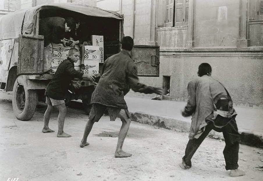 Στα χρόνια της Κατοχής, πολλοί έγιναν σαλταδόροι, πήδαγαν δηλαδή, με κίνδυνο της ζωής τους, στα γερμανικά και ιταλικά αυτοκίνητα, για να κλέψουν τρόφιμα